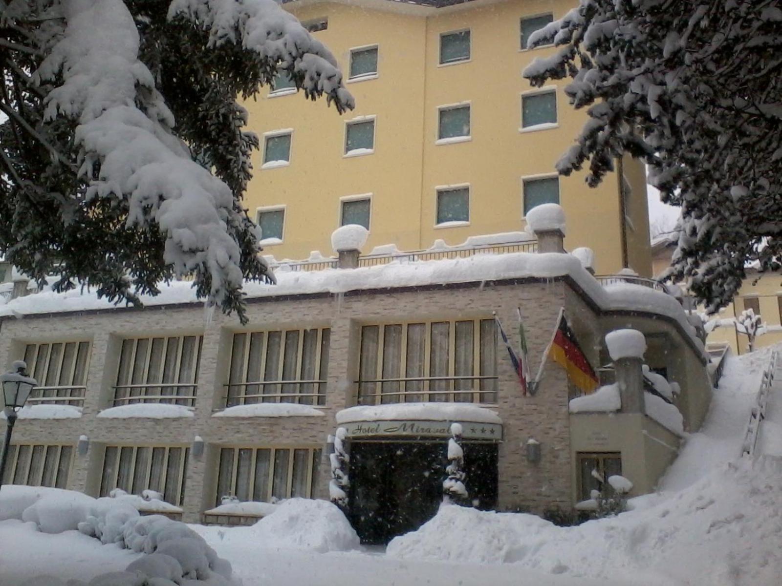 Hotel Miravalle 2000 Lizzano In Belvedere Bagian luar foto